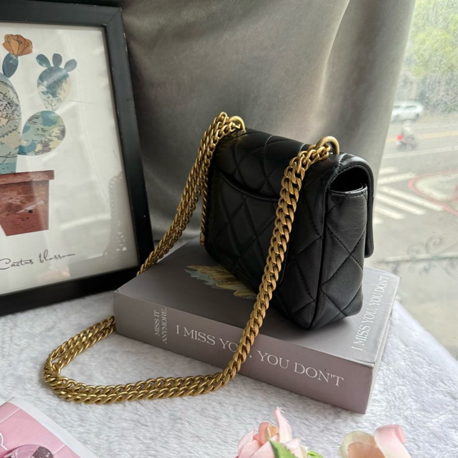 Chanel 琺瑯CC Logo 及吊飾小羊皮迷你翻蓋包(黑色)-4
