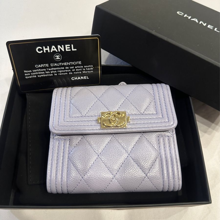 Chanel Boy 薰衣草紫荔枝皮短夾-0