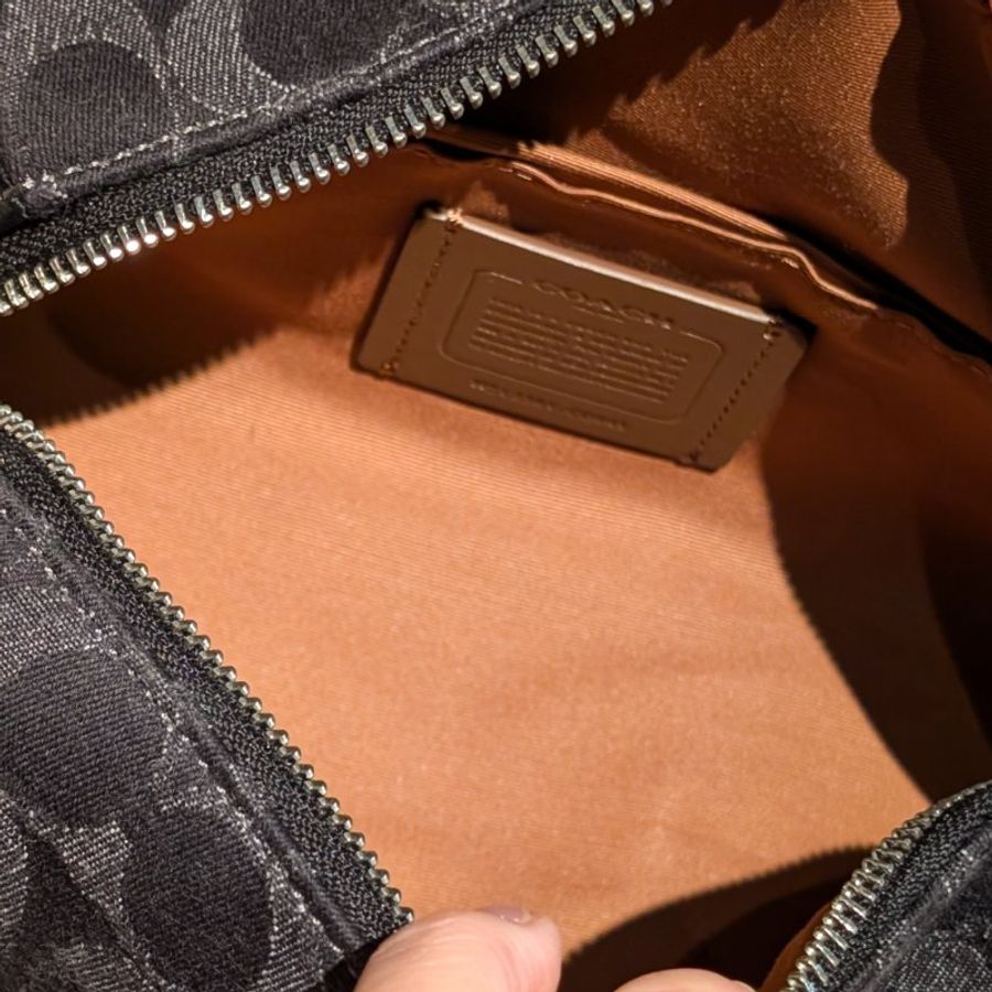 Coach AXEL logo 丹寧布黑灰色斜背包-8