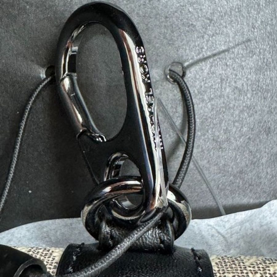 MK AirPods Pro耳機掛繩保護套禮盒(滿版咖)-2