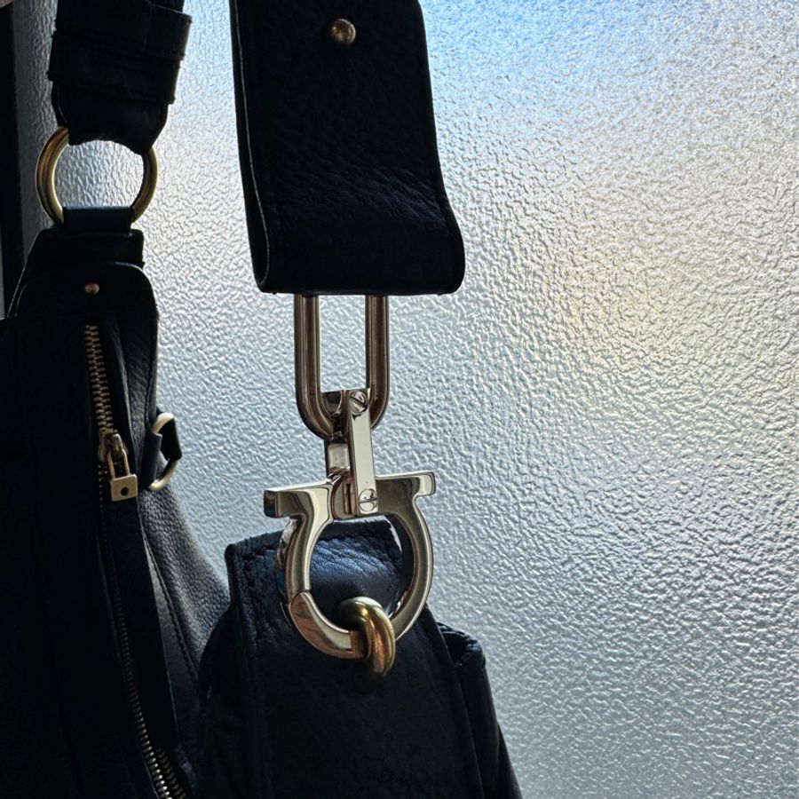 Salvatore Ferragamo黑色荔枝皮肩背包-17