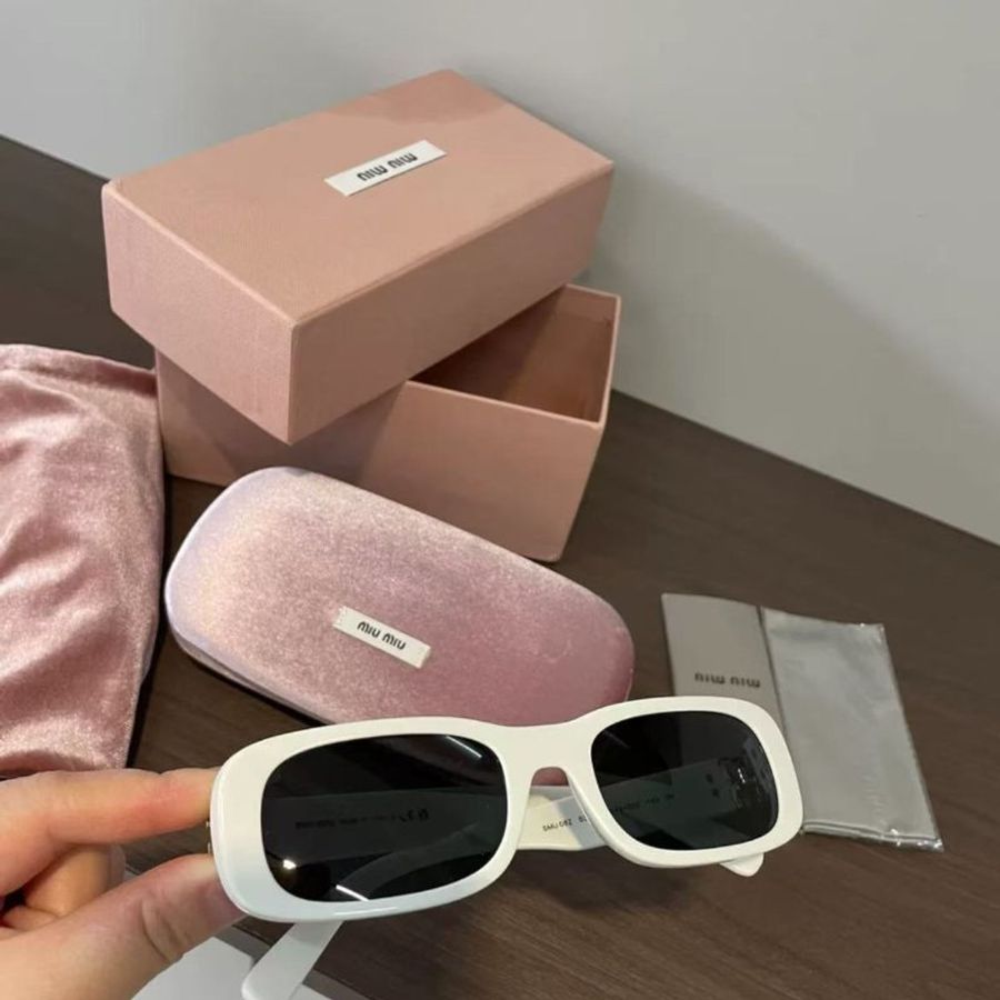 miu miu 白框字母太陽眼鏡 很新 配件齊全-4