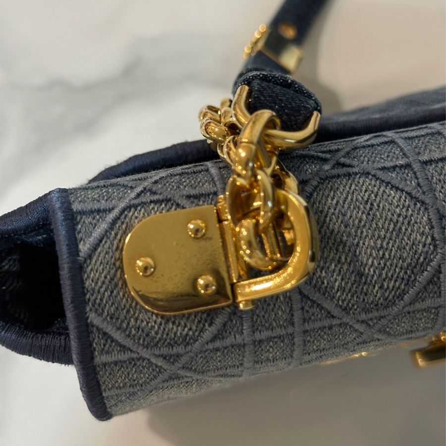 Dior Caro 牛仔限定款肩背斜挎包💙僅試背一兩次閒置品💫春夏限定款 超好搭衣服-37