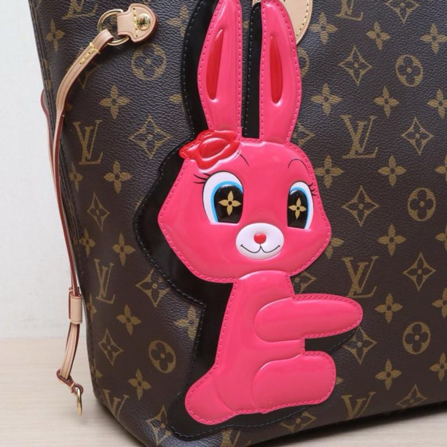 LOUIS VUITTON(路易威登) 老花 PVC 金扣 晶片 Neverfull 中號 31 配子袋 Sun Yitian聯名款兔子印花 綠色麂皮內裏-5
