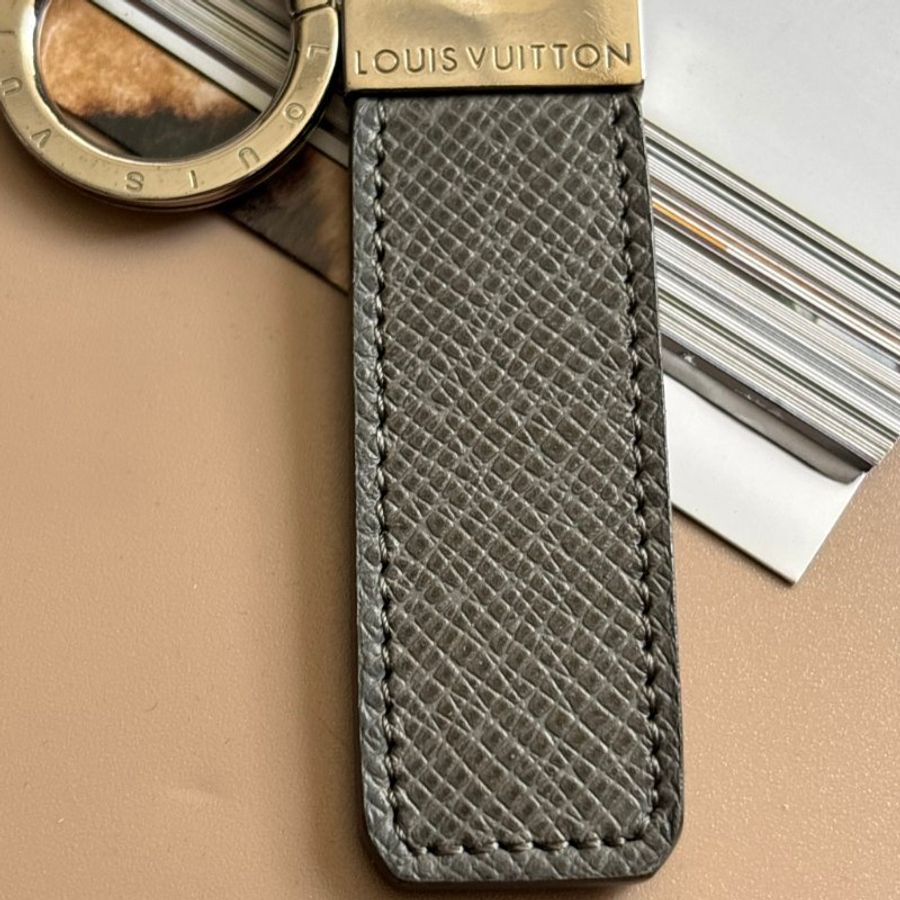 ::LOUIS VUITTON:: LV 灰色TAIGA皮革拼接金屬 釦環吊飾 鑰匙釦-12