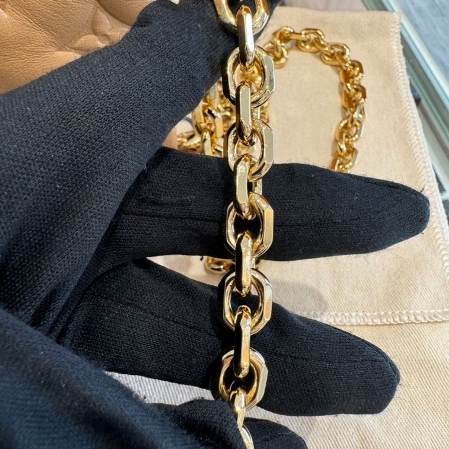 LV 字母壓紋小羊皮 Pochette Coussin 包-5