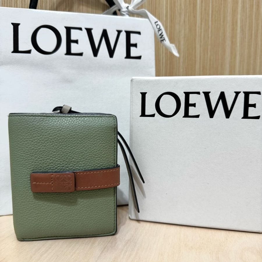 Loewe 牛油果綠 經典對開短夾 兩折短夾 皮夾 大零錢格 七成新-1