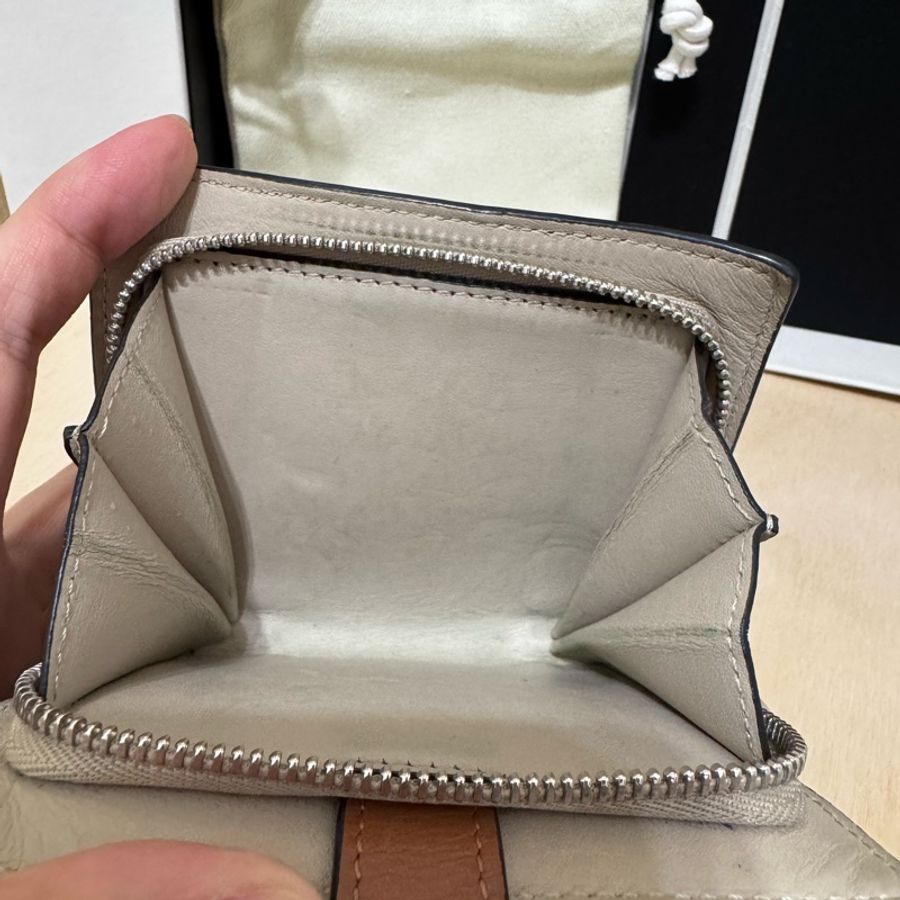 Loewe 牛油果綠 經典對開短夾 兩折短夾 皮夾 大零錢格 七成新-3