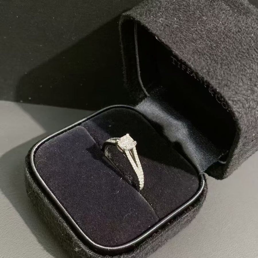 Tiffany蒂芙尼高端Lucida系列豪華鑲嵌戒指51號，主鑽0.45/ F/VVS2/-3