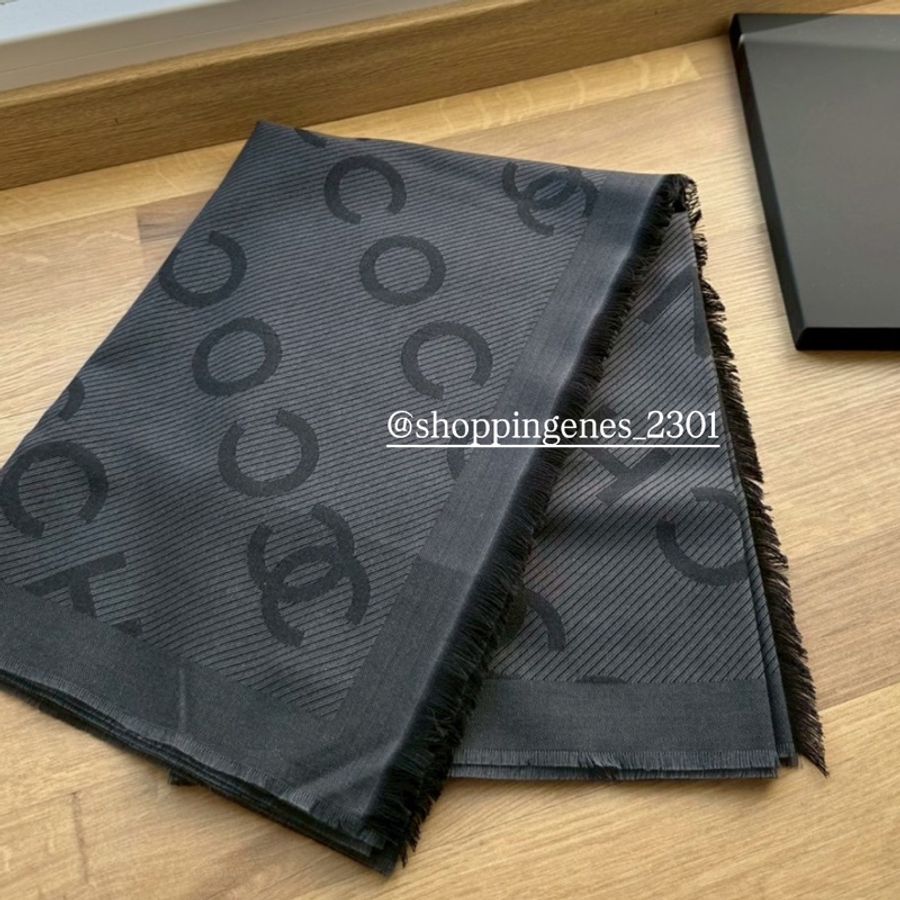 香奈兒 Chanel 全新品 25P 字母圍巾 灰黑色🧬預購-0