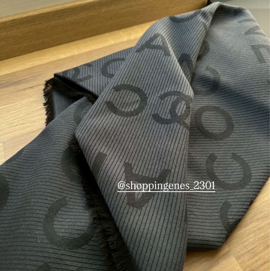 香奈兒 Chanel 全新品 25P 字母圍巾 灰黑色🧬預購-2