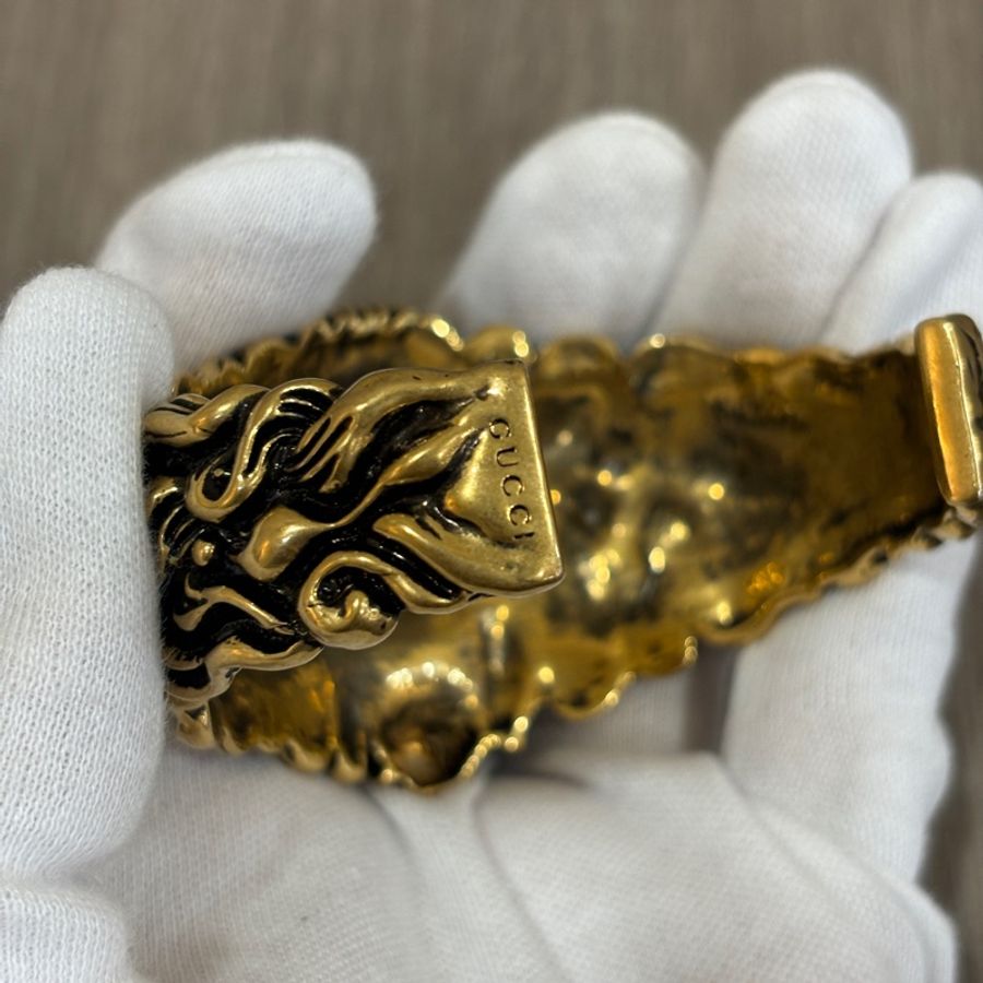 Gucci古銅金色獅子雕刻白珍珠GG寬版手環-12