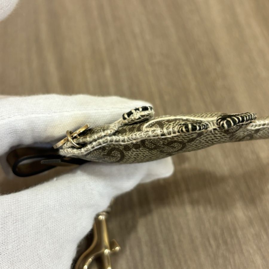 Gucci老花臘腸狗金色皮革蝴蝶結吊飾 包包掛飾-13