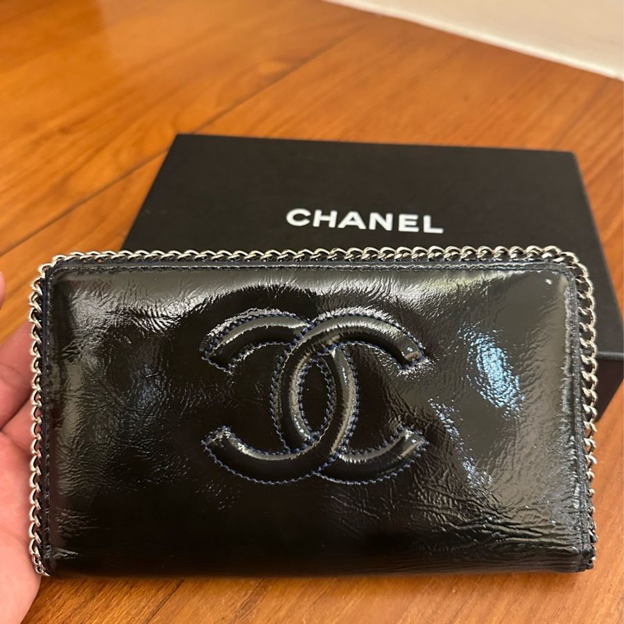 CHANEL 深藍漆皮滾邊對開長夾-0