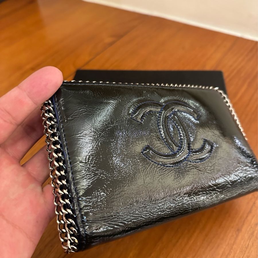 CHANEL 深藍漆皮滾邊對開長夾-2