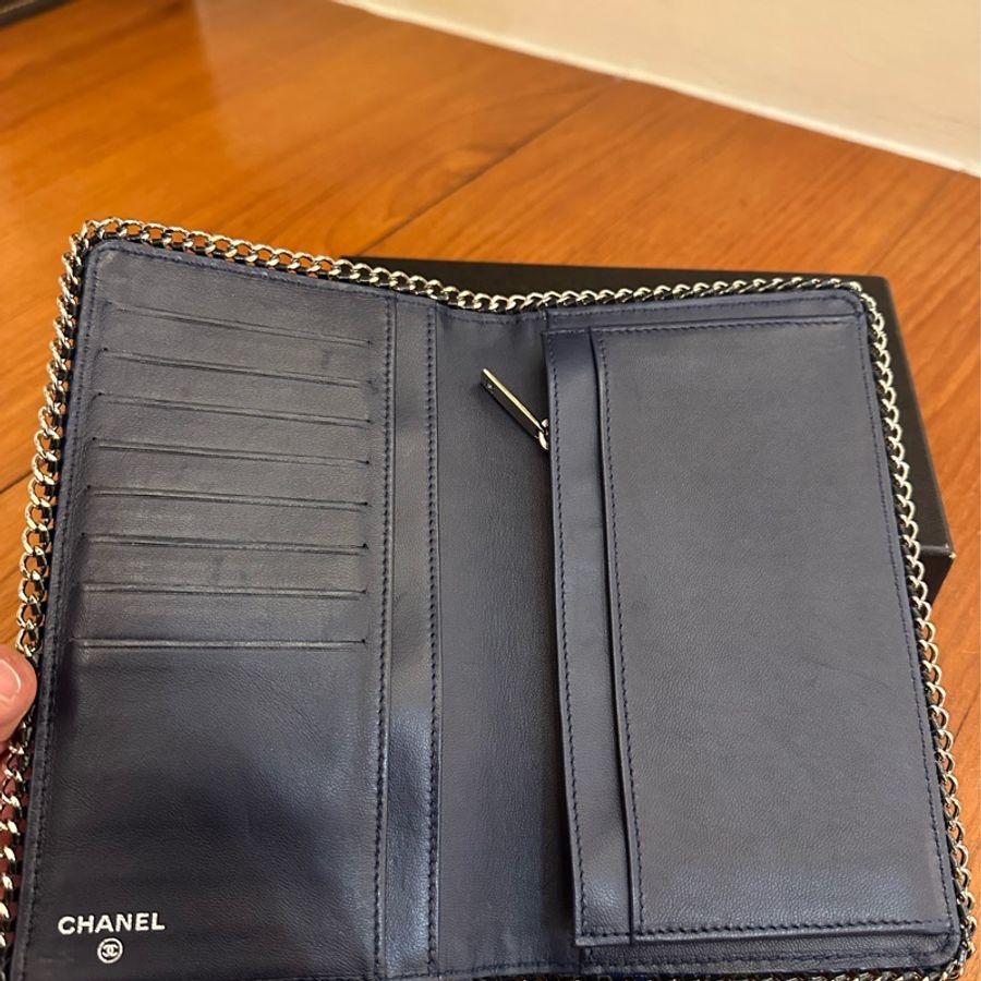 CHANEL 深藍漆皮滾邊對開長夾-14