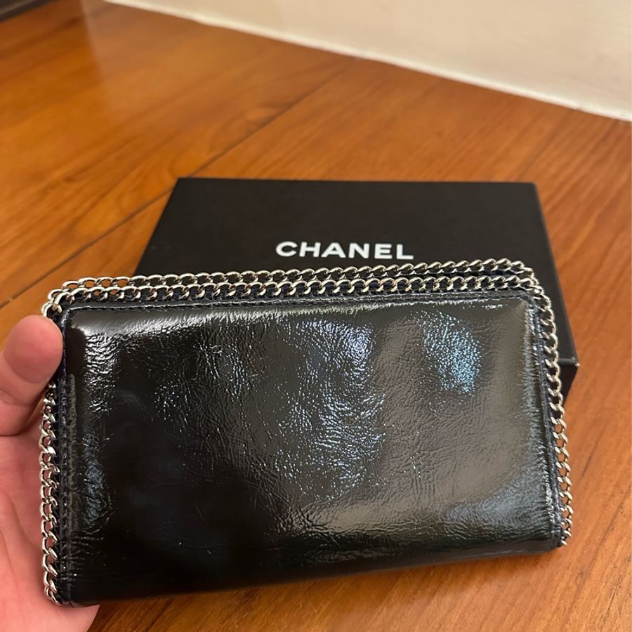 CHANEL 深藍漆皮滾邊對開長夾-15