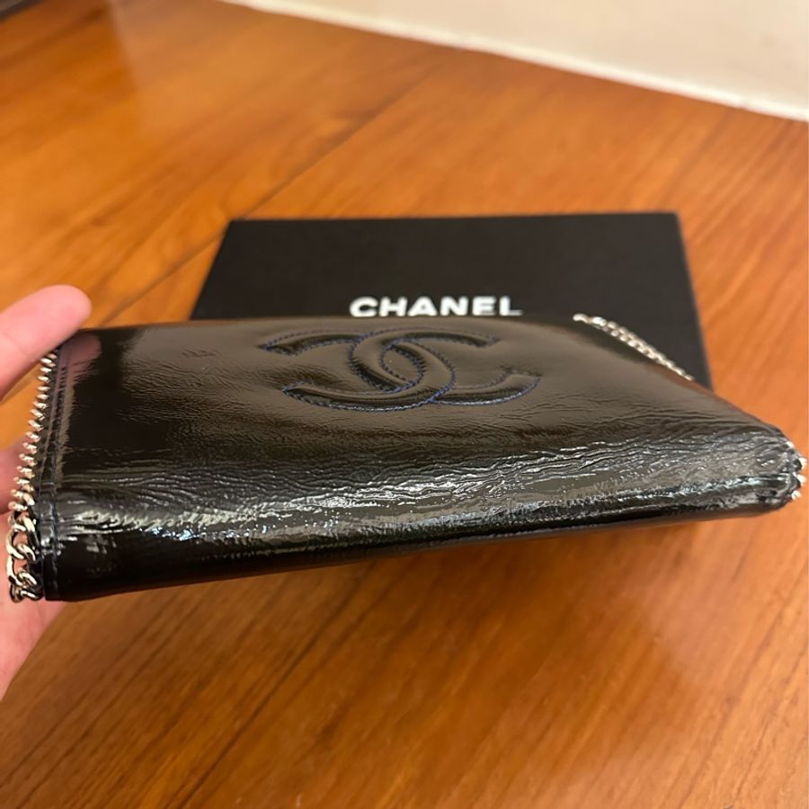 CHANEL 深藍漆皮滾邊對開長夾-16