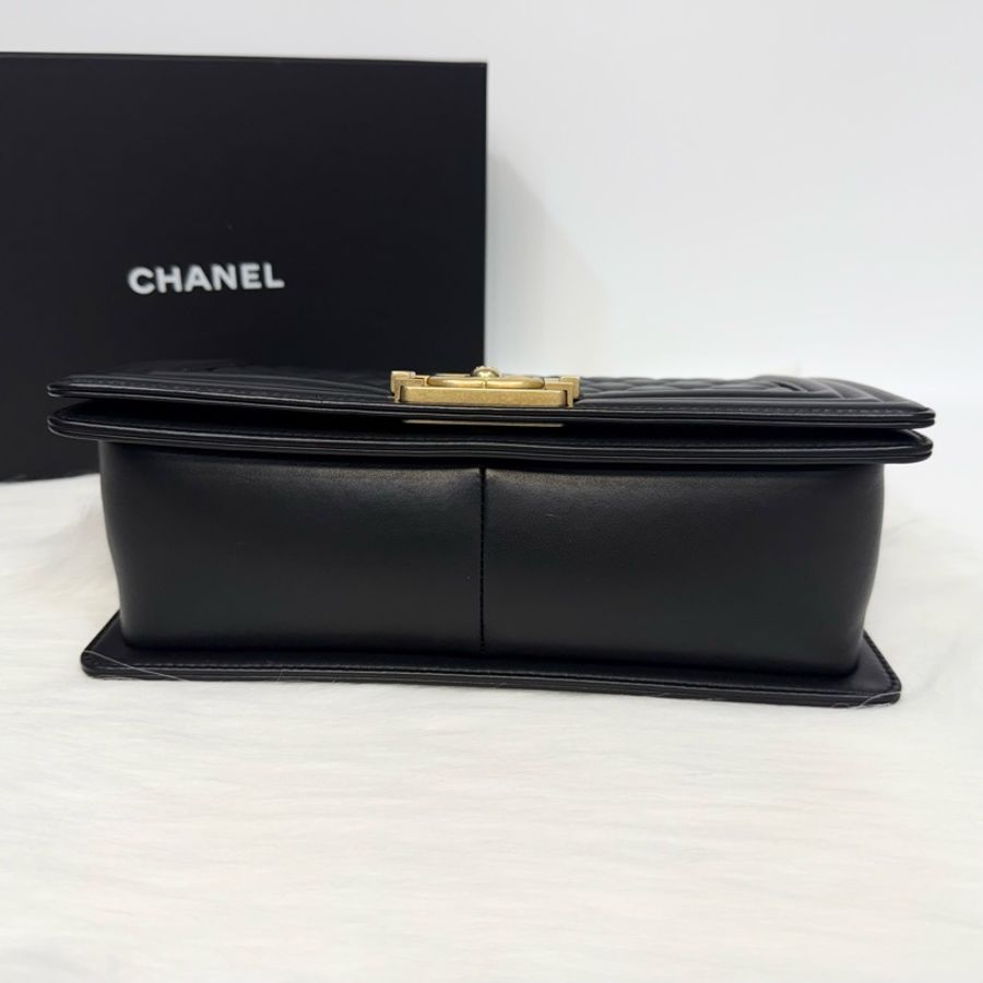 CHANEL黑金釦羊皮BOY25 A67086-2
