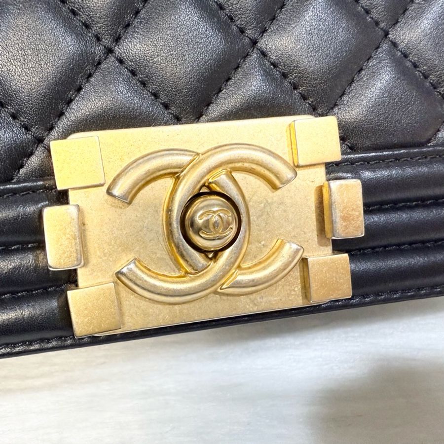 CHANEL黑金釦羊皮BOY25 A67086-18