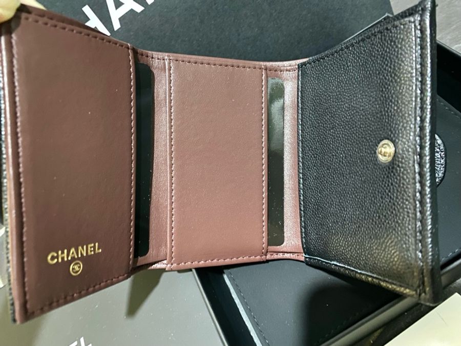 專櫃購入【全新】 Chanel香奈兒經典黑色魚子醬小型口蓋皮夾/粒紋小牛皮/荔枝皮三折短夾/皮夾錢包/黑金牛-5