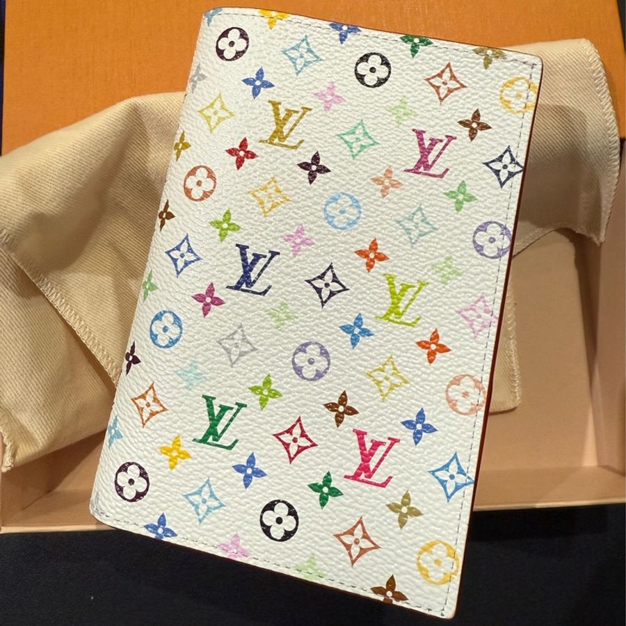 Louis Vuitton LV x 村上隆 限量白三彩護照套 passport holder-0