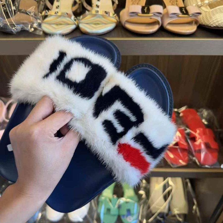 Fendi 水貂毛字母拖鞋37號 鞋面很新-5