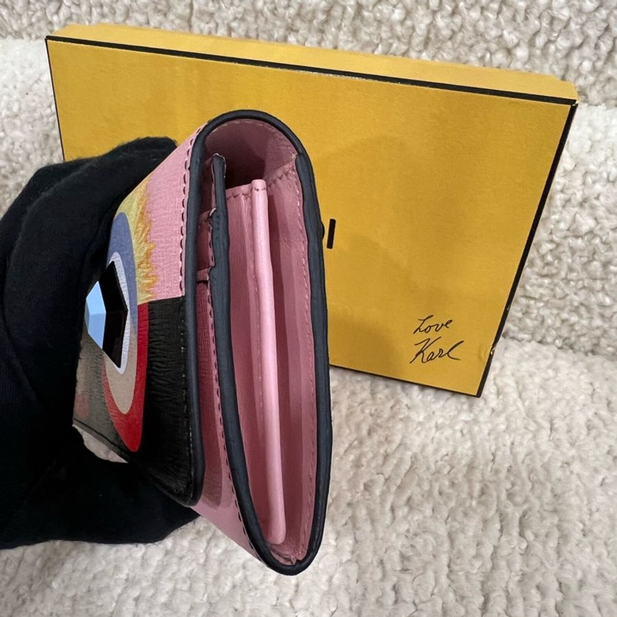 FENDI 粉色豆豆眼睛造型長夾(近新閒置品)-5