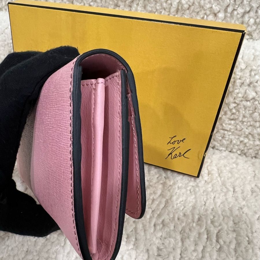 FENDI 粉色豆豆眼睛造型長夾(近新閒置品)-6