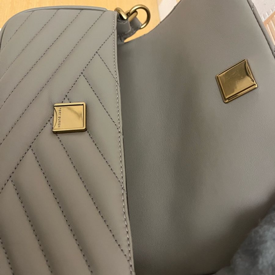 TORY BURCH Kira Chevron 羊皮絎縫翻蓋斜背/肩背腋下包(灰棕色)-5