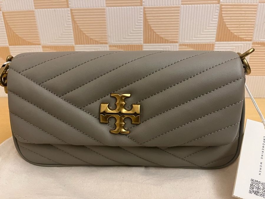 TORY BURCH Kira Chevron 羊皮絎縫翻蓋斜背/肩背腋下包(灰棕色)-6