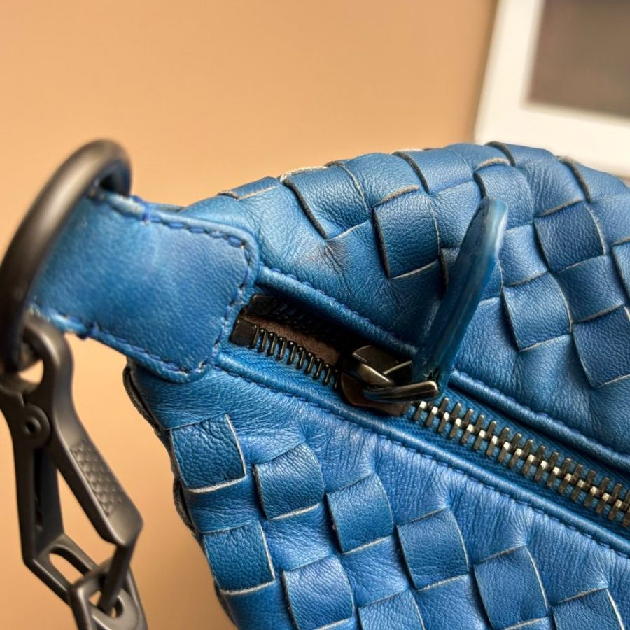 ::BOTTEGA VENETA:: BV 克萊茵藍 便當包 腋下包 肩背包 手提包-19