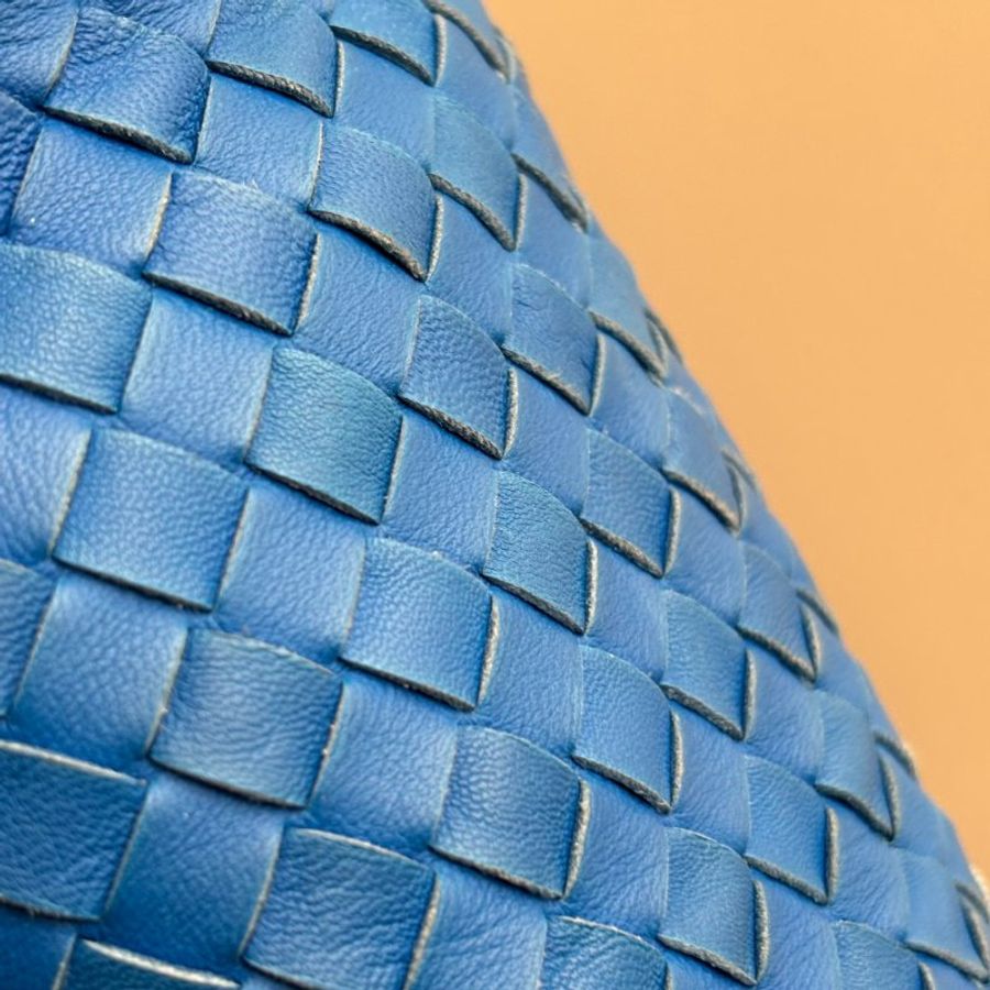 ::BOTTEGA VENETA:: BV 克萊茵藍 便當包 腋下包 肩背包 手提包-35