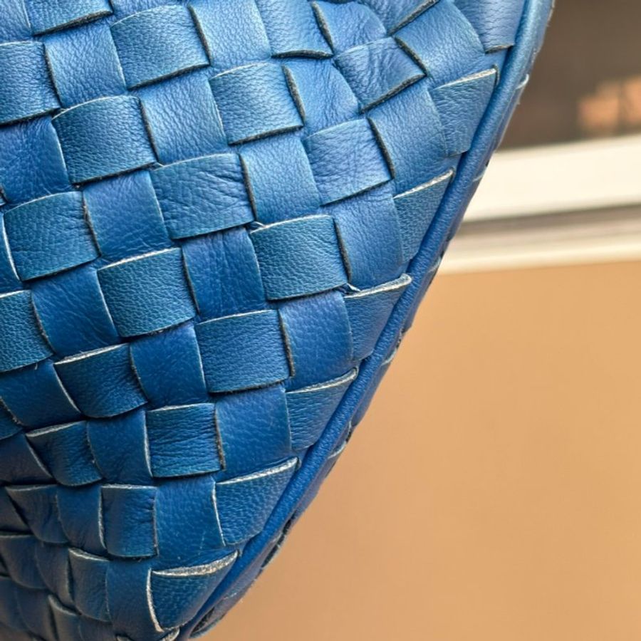 ::BOTTEGA VENETA:: BV 克萊茵藍 便當包 腋下包 肩背包 手提包-44
