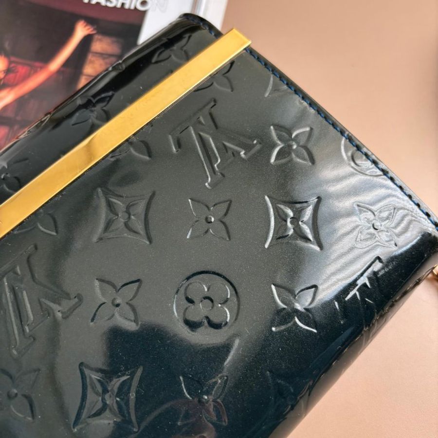 ::LOUIS VUITTON:: LV M90094 Vernis Ana 深藍漆皮花紋壓紋下蓋金鏈肩背包-1