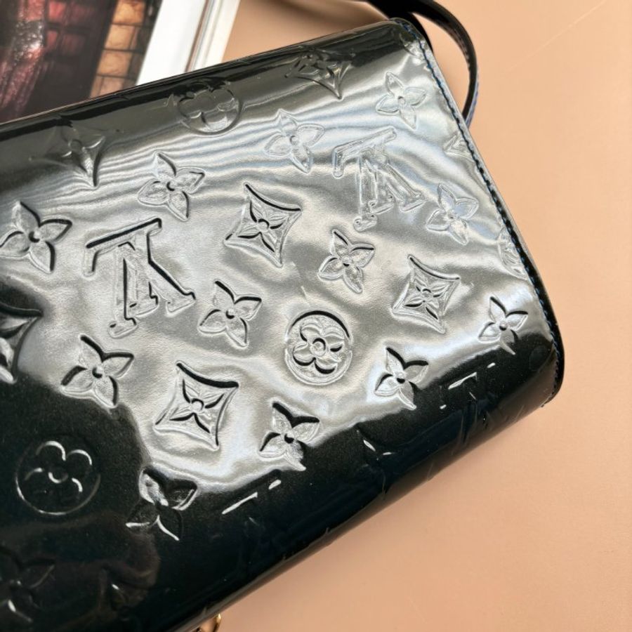 ::LOUIS VUITTON:: LV M90094 Vernis Ana 深藍漆皮花紋壓紋下蓋金鏈肩背包-4