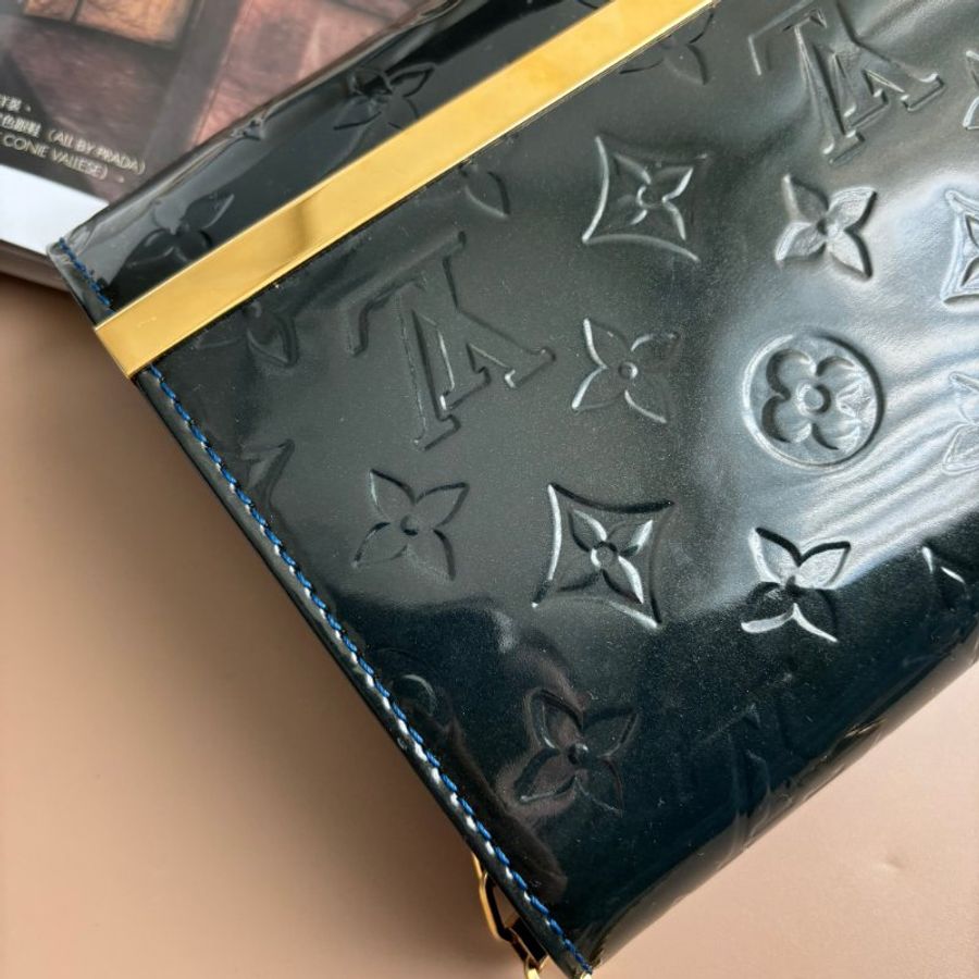 ::LOUIS VUITTON:: LV M90094 Vernis Ana 深藍漆皮花紋壓紋下蓋金鏈肩背包-5
