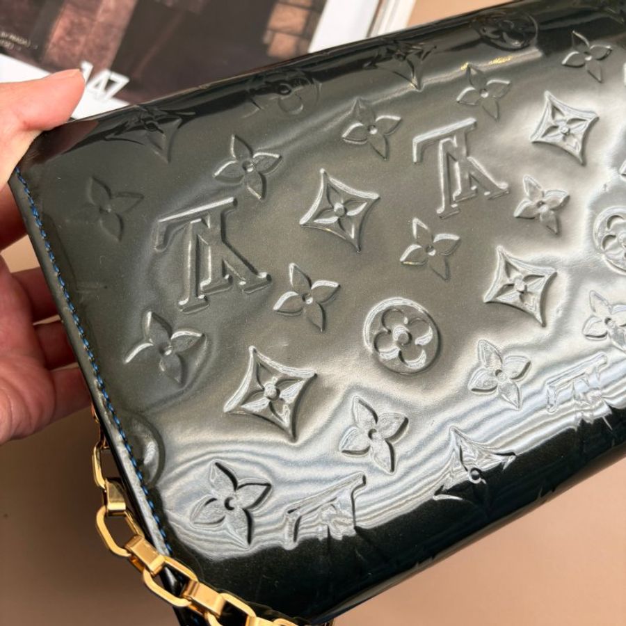 ::LOUIS VUITTON:: LV M90094 Vernis Ana 深藍漆皮花紋壓紋下蓋金鏈肩背包-6