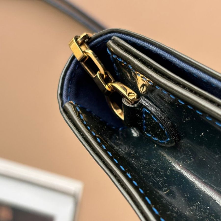 ::LOUIS VUITTON:: LV M90094 Vernis Ana 深藍漆皮花紋壓紋下蓋金鏈肩背包-10