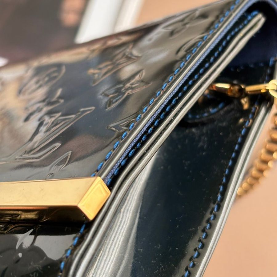 ::LOUIS VUITTON:: LV M90094 Vernis Ana 深藍漆皮花紋壓紋下蓋金鏈肩背包-14