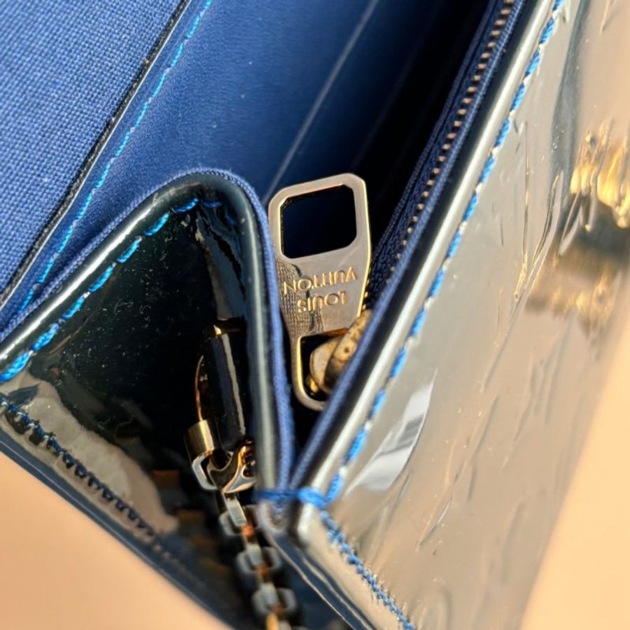 ::LOUIS VUITTON:: LV M90094 Vernis Ana 深藍漆皮花紋壓紋下蓋金鏈肩背包-29