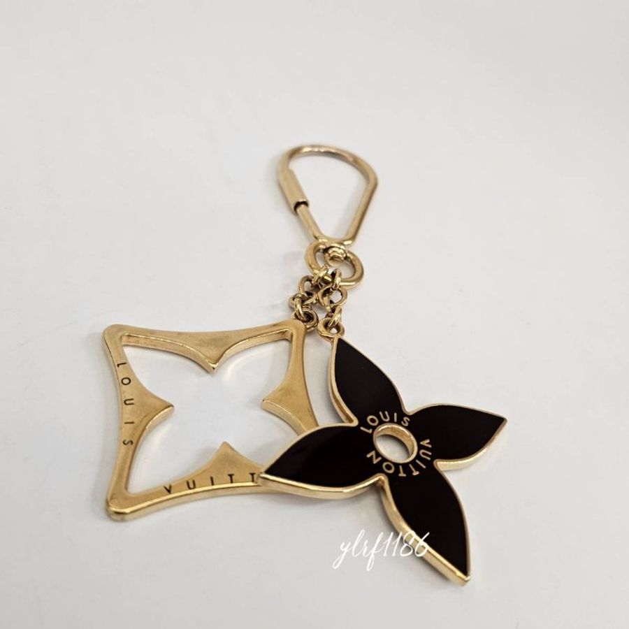 ❣LV 金屬金色菱形簍空黑琺瑯花吊飾鑰匙圈FlowerPuzzle-0