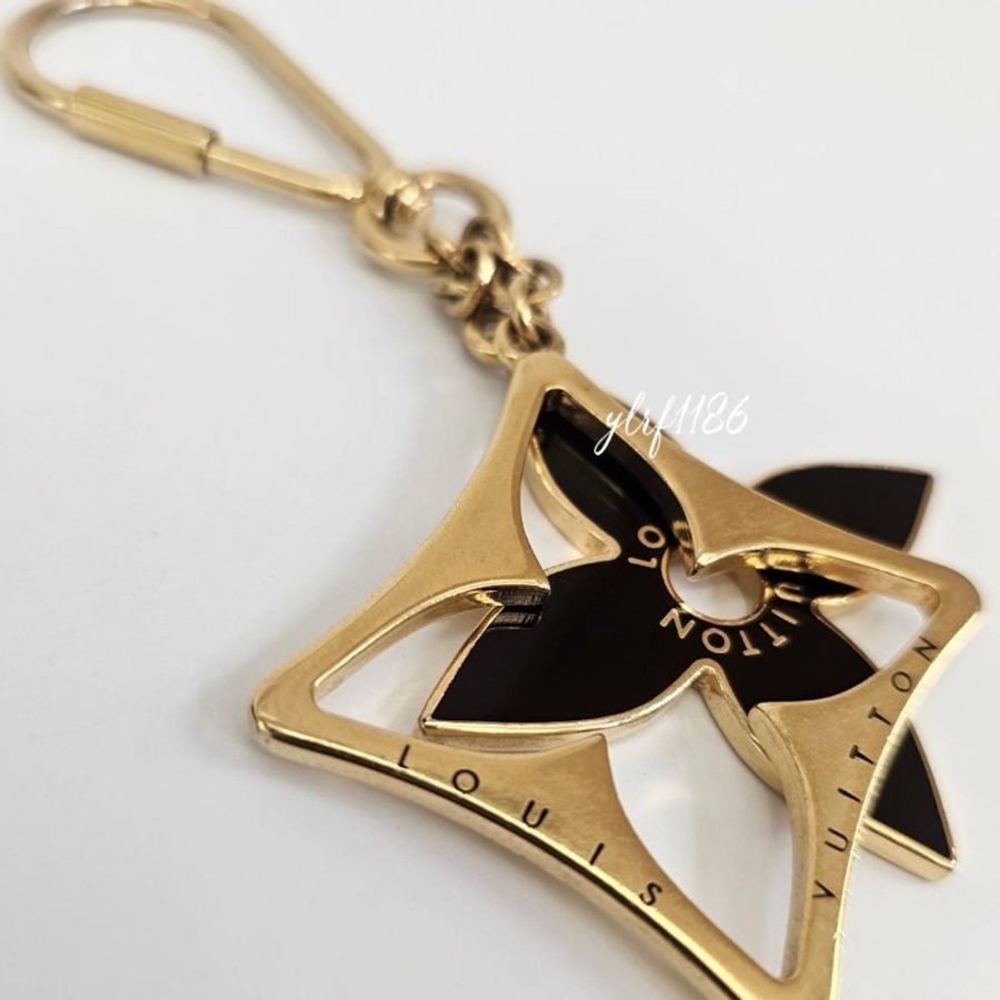 ❣LV 金屬金色菱形簍空黑琺瑯花吊飾鑰匙圈FlowerPuzzle-4