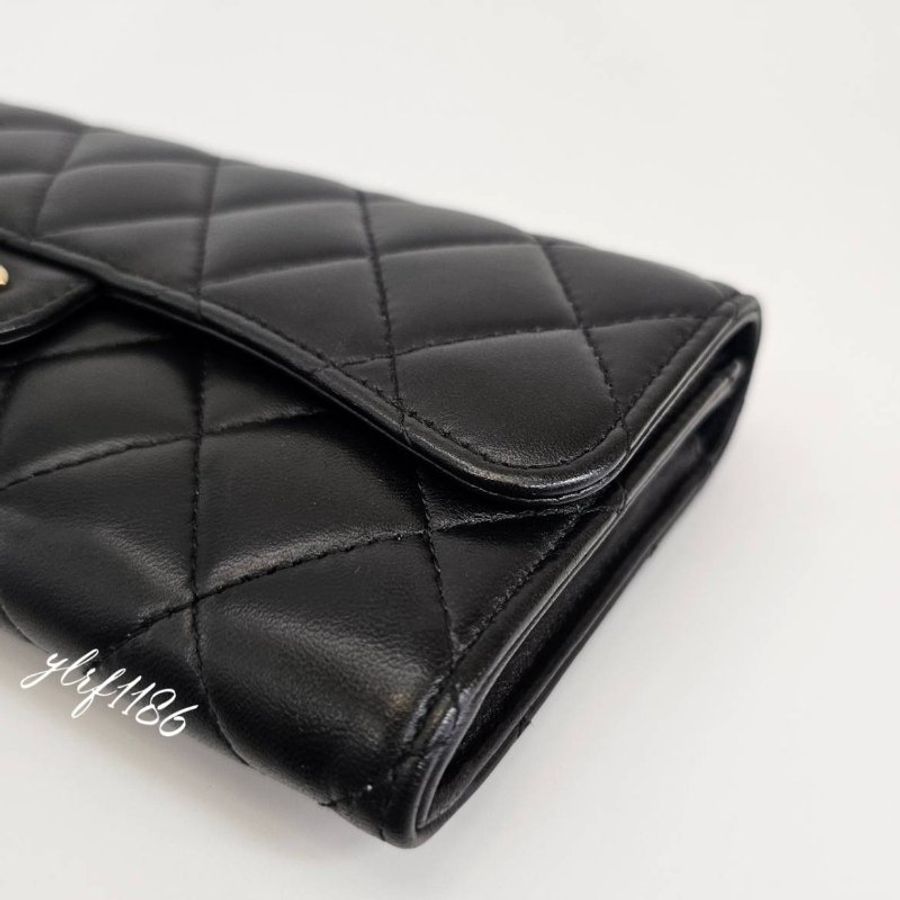 ❣Chanel 黑羊皮淡金釦內一字拉零錢袋12卡下蓋長夾-4