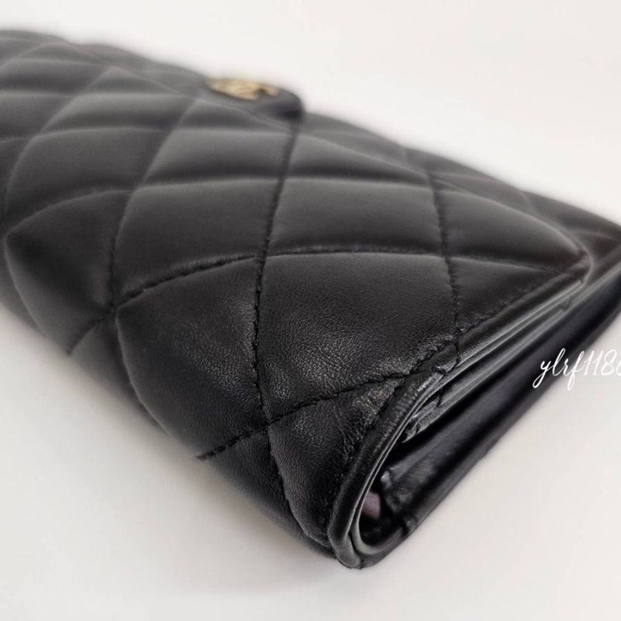 ❣Chanel 黑羊皮淡金釦內一字拉零錢袋12卡下蓋長夾-6