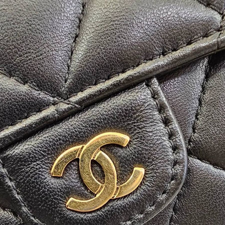 ❣Chanel 黑羊皮淡金釦內一字拉零錢袋12卡下蓋長夾-7
