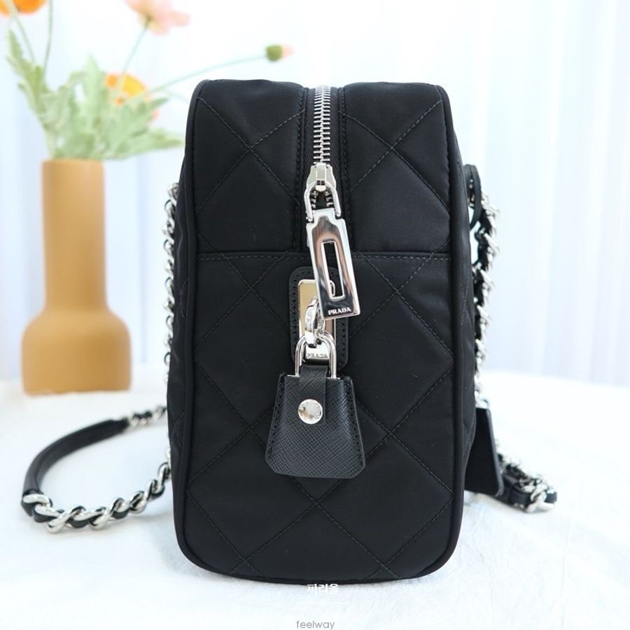 PRADA 經典三角LOGO菱格尼龍鎖組拉鍊托特包 黑銀 肩背 波士頓包~愛麗絲同款-4