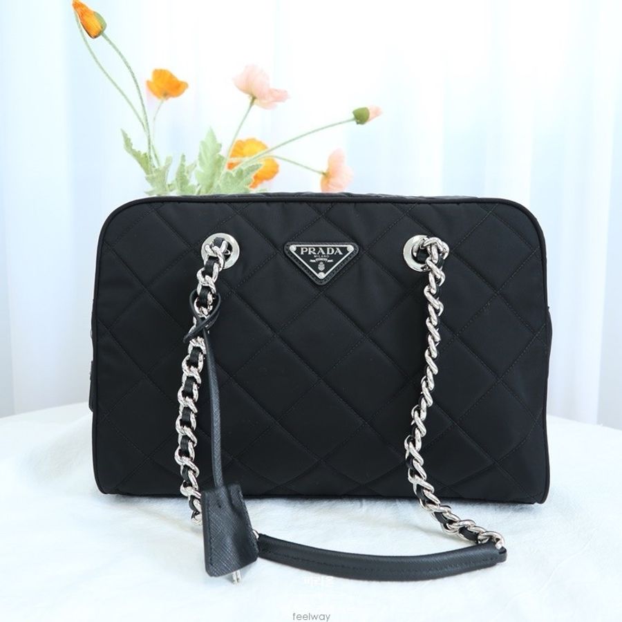 PRADA 經典三角LOGO菱格尼龍鎖組拉鍊托特包 黑銀 肩背 波士頓包~愛麗絲同款-7