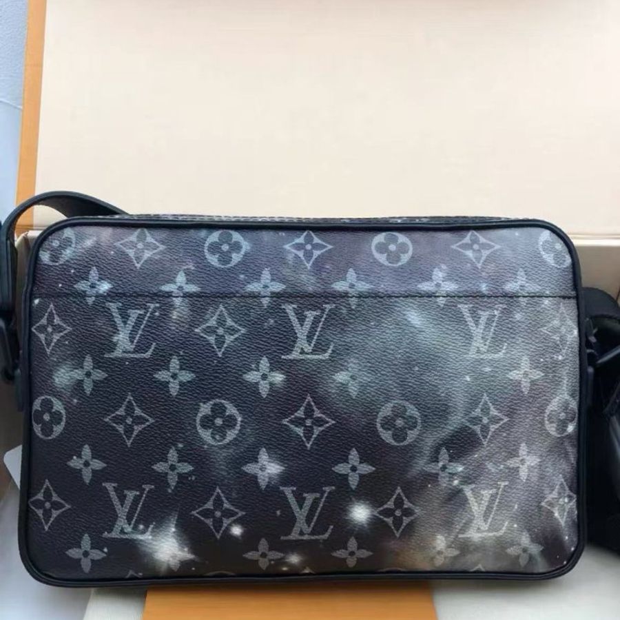 Louis Vuitton 郵差包 M44165 26x17x 5 全新 配件防塵袋盒子(細節私訊)-1
