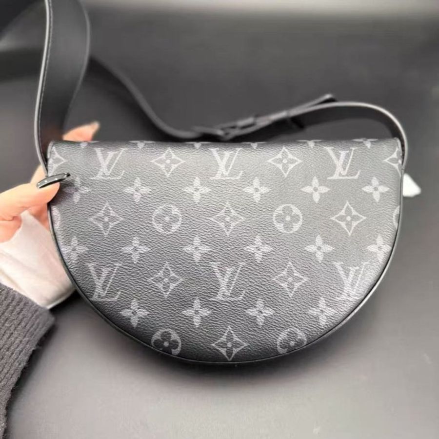 Lv 黑花半月斜背單肩包 男女同款 全新 配件盒子塵袋購證(細節私訊)-1